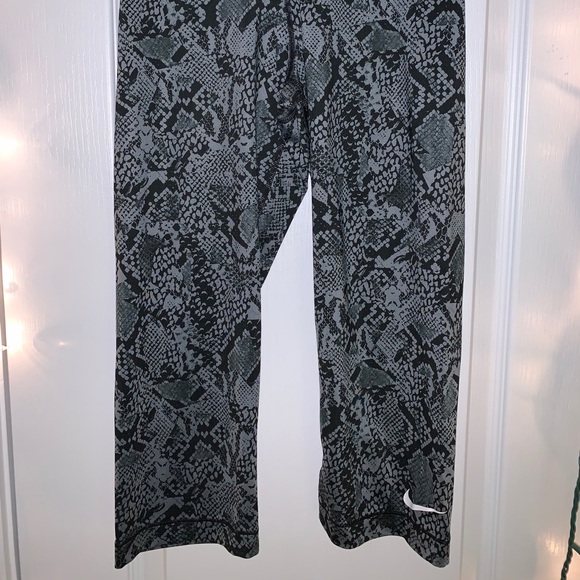 Cropped patterned Nike leggings - Picture 2 of 3